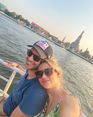 Élodie Gossuin Instagram - Le pays du 𝓼𝓸𝓾𝓻𝓲𝓻𝓮 ツ 
🆃🅷🅰︎🅸̈🅻🅰︎🅽🅳🅴

J’en ai tellement rêvé… vivre ce rêve en famille, ici avec mes Vies 😍 

Personnalisé pour notre tribu by @tourlane , encore mieux que tout ce qu’on s’est imaginé 🤩🤩🤩
📍 @sindhornkempinski 
 #Tourlane #Tribu246#HappyFamily #CollaborationCommerciale