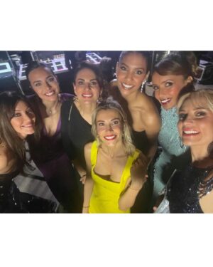 Élodie Gossuin Instagram - Lundi avec des paillettes plein les mirettes { oui je suis une vielle Miss qui utilise des expressions de 1878 😂 } 
Merci pour ce conte de fées depuis tant d’années si bien entourée 🩷

Merci mes biches @racheltrapani & @alexandrarosenfeld pour la photo 1 sur cette scène mythique 👑

👗 ma fée @simacouture_paris