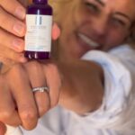 Élodie Gossuin Instagram – À Fleur de Peau … 

C’est chaud d’aimer sa peau et d’en prendre soin comme il faut 💫

Je vous avais confié l’histoire de ma peau, ses tâches, traces, rides et cicatrices … et vous avez été nombreux à me raconter la vôtre 💜
Ensemble, on peut prendre soin simplement de notre peau et arrêter d’entrer dans la peau d’une autre … soyons NOUS ! 

@larocheposay m’a fait découvrir le sérum Melab3 contre les taches et marques post-acné.
Ses bienfaits : anti-inflammation, renouvellement de la peau, exfoliation, protection antioxydante 🥰 et il fait désormais partie de ma skincare routine ! Je l’ai dans la peau… 😉

Et vous, avez-vous des marques ou taches post-acné ? Comment prenez-vous soin de votre peau ? 

#Collaborationcommercialerémunérée
#melab3
#melasyl
#serummelab3
#larocheposay
#skincare