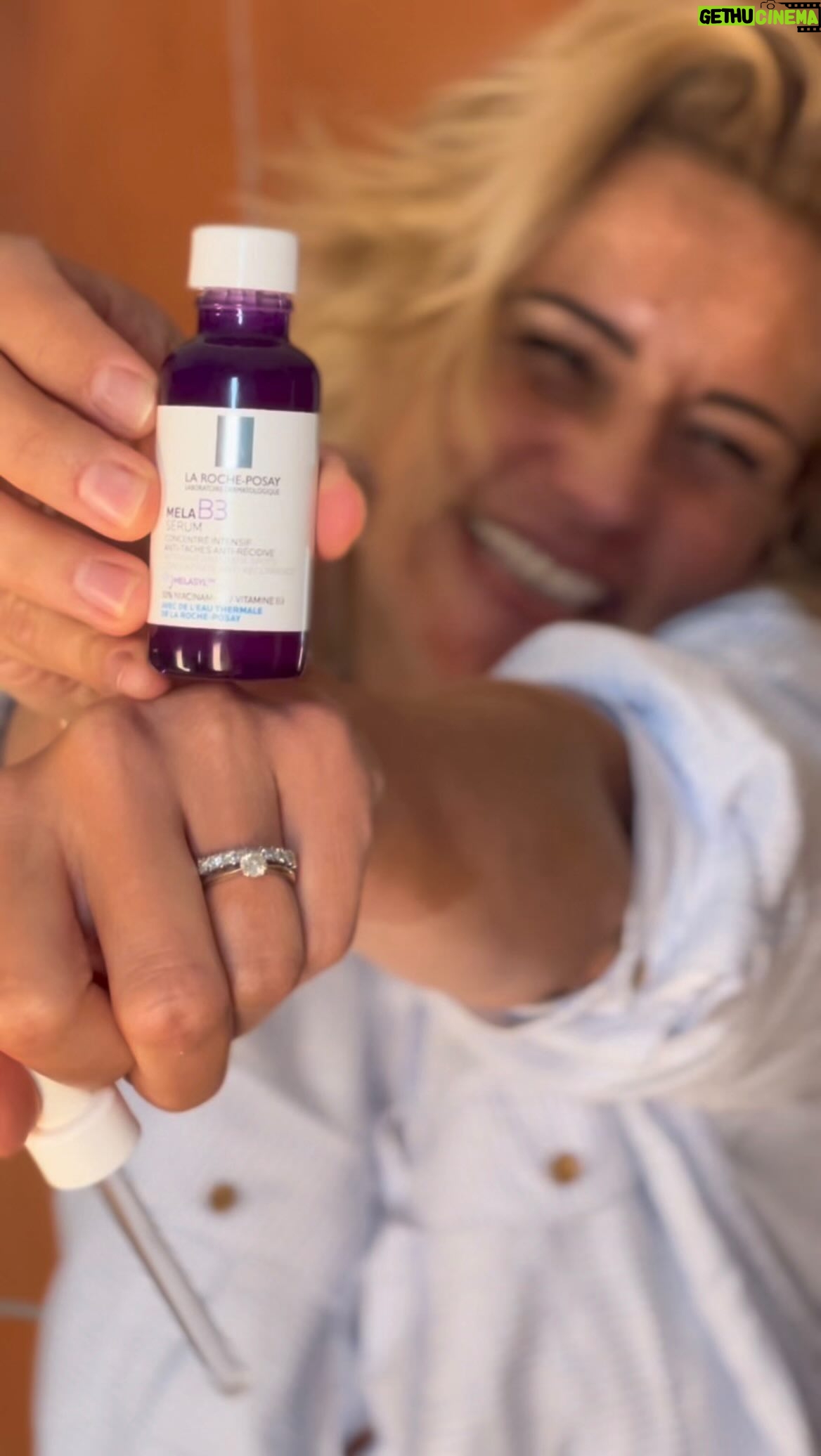 Élodie Gossuin Instagram - À Fleur de Peau … C’est chaud d’aimer sa peau et d’en prendre soin comme il faut 💫 Je vous avais confié l’histoire de ma peau, ses tâches, traces, rides et cicatrices … et vous avez été nombreux à me raconter la vôtre 💜 Ensemble, on peut prendre soin simplement de notre peau et arrêter d’entrer dans la peau d’une autre … soyons NOUS ! @larocheposay m’a fait découvrir le sérum Melab3 contre les taches et marques post-acné. Ses bienfaits : anti-inflammation, renouvellement de la peau, exfoliation, protection antioxydante 🥰 et il fait désormais partie de ma skincare routine ! Je l’ai dans la peau… 😉 Et vous, avez-vous des marques ou taches post-acné ? Comment prenez-vous soin de votre peau ? #Collaborationcommercialerémunérée #melab3 #melasyl #serummelab3 #larocheposay #skincare