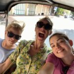 Élodie Gossuin Instagram - Le pays du 𝓼𝓸𝓾𝓻𝓲𝓻𝓮 ツ 🆃🅷🅰︎🅸̈🅻🅰︎🅽🅳🅴 J’en ai tellement rêvé… vivre ce rêve en famille, ici avec mes Vies 😍 Personnalisé pour notre tribu by @tourlane , encore mieux que tout ce qu’on s’est imaginé 🤩🤩🤩 📍 @sindhornkempinski #Tourlane #Tribu246#HappyFamily #CollaborationCommerciale