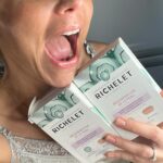 Élodie Gossuin Instagram - 🌿 My Routine Matinale 🌺 - mon réveil ⏰️ qui sonne (toujours) trop tôt 😅 - le stress pour réveiller & speeder 4 enfants - 4 cafés 😵‍💫 - un grand verre d’eau 💧 - mes compléments alimentaires Richelet®️ Régénération de la peau Ils permettent de sublimer la beauté de la peau, en aidant à réduire l’apparence des rides et ridules (oui oui je ne suis pas épargnée 🤪) et en favorisant l’élasticité de la peau : collagène cliniquement prouvé, jusqu’à -50% sur l‘apparence des rides et jusqu’à 30% sur l‘élasticité de la peau (ils ne m’aident pas à arriver à l’heure à l’école 🙄😵‍💫😂) - ils conviennent à tous les types de peau - les produits sont disponibles dans les pharmacies et parapharmacies Merci @richeletbeaute de faire rayonner notre beauté de l’intérieur ! 😉 #CollaborationCommerciale #Routine #Beauté #Richelet #ComplémentAlimentaire #LeffetRichelet