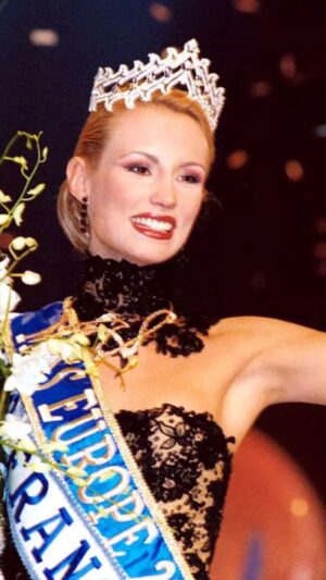 Élodie Gossuin Instagram - 👑 Il était une fois… il y a à peine 3 ans 😅🤫
#MissVersaire #MissEurope 

.
Merci encore une fois à tous ceux qui y ont cru plus que moi 🙏🏻🎁 
Reconnaissance éternelle #LoveYou
