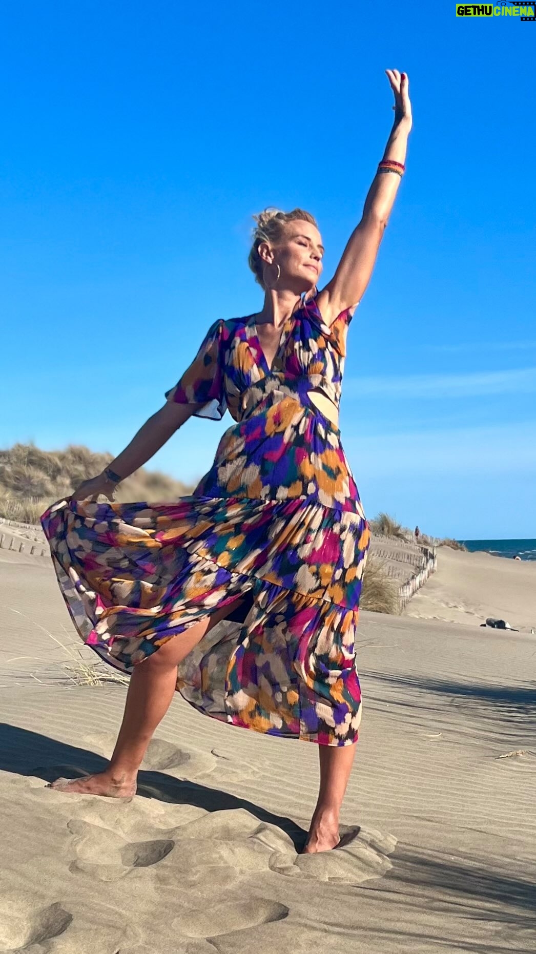 Élodie Gossuin Instagram - 💫 Let’s go, venez je vous emmène au vent 🌬️ Vive le camping est de retour 📣 En mode flamme olympique tous les jeudis sur @6ter dès 21h10 aux 4 coins de la France ! 🏖️ Ce soir direction Argelès-sur-mer ☀️🥽 Et vous votre paradis il est où ? 🗺️ #6ter #IdéeVacances #Goodvibes #Famille