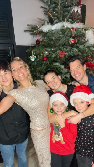 Élodie Gossuin Instagram - 🎅🏻 Joyeux Noël 💫

Rien n’est plus important … l’Amour et la Famille ❤️

On vous embrasse tendrement et nous serrons dans nos bras ceux pour qui le manque est encore plus fort en cette période .
✨✨✨