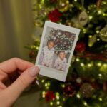 Émilie Fiorelli Instagram – Christmas time 🎄
Une de mes périodes préférées de l’année ✨
La dernière photo montre la patience qu’on a pas 🤣
Vous êtes comme nous ? 
(J’ai fait pire que mes enfants j’ai ouvert le mien en novembre 😅🤣)