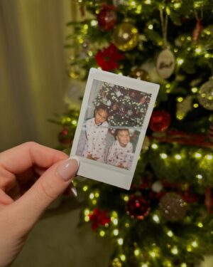 Émilie Fiorelli Instagram - Christmas time 🎄
Une de mes périodes préférées de l’année ✨
La dernière photo montre la patience qu’on a pas 🤣
Vous êtes comme nous ? 
(J’ai fait pire que mes enfants j’ai ouvert le mien en novembre 😅🤣)