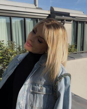 Émilie Fiorelli Instagram - Un peu de tout et beaucoup d’amour 🌹
En 5 🤩