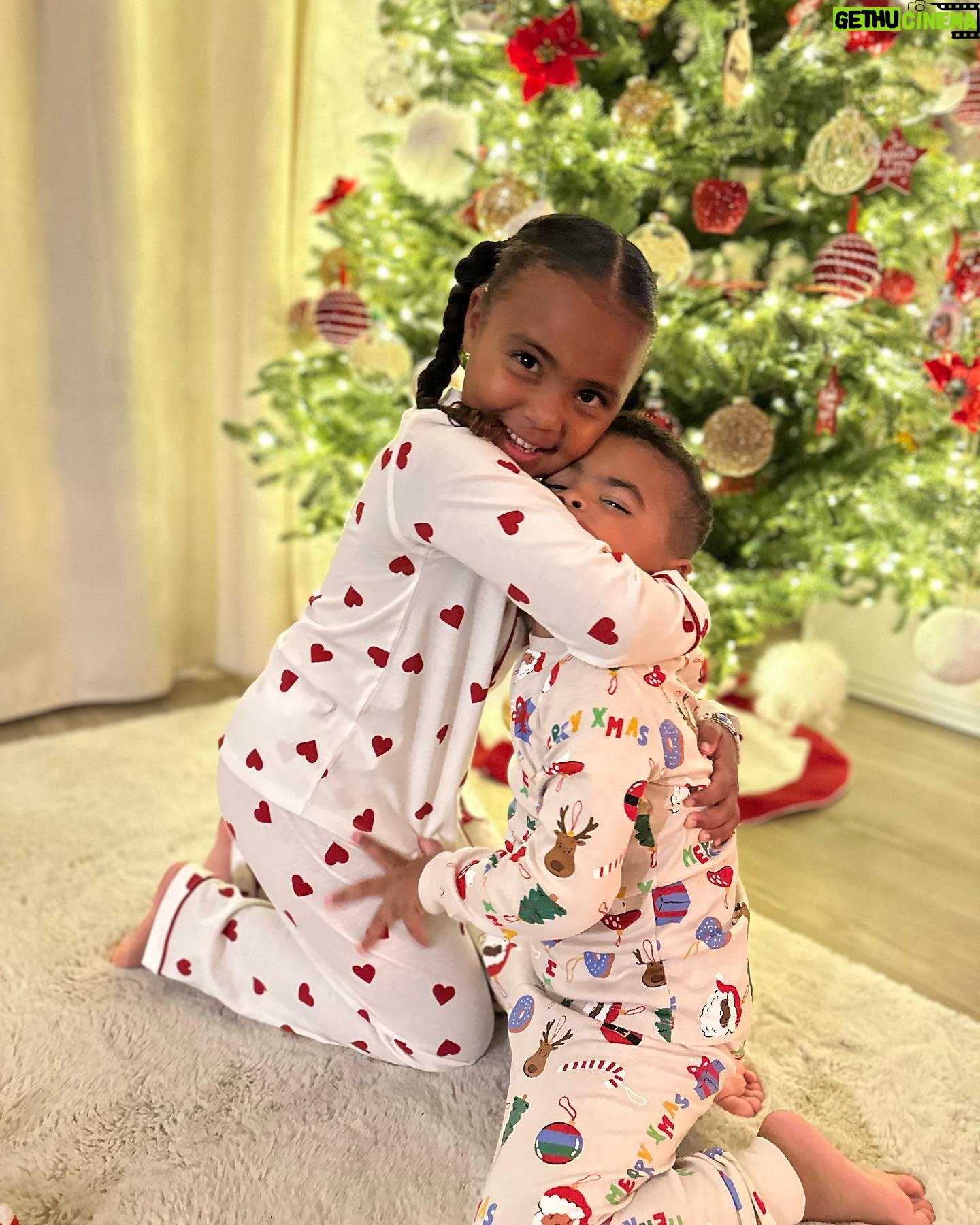 Émilie Fiorelli - 7.4K Likes - Christmas time 🎄
Une de mes périodes préférées de l’année ✨
La dernière photo montre la patience qu’on a pas 🤣
Vous êtes comme nous ?
(J’ai fait pire que mes enfants j’ai ouvert le mien en novembre 😅🤣)