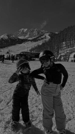 Émilie Fiorelli Instagram - Mes stars au ski 😍 
Les manières de Louna jpp 🤣
J’ai fait cette vidéo à la demande de Louna elle adore ça ☺️
