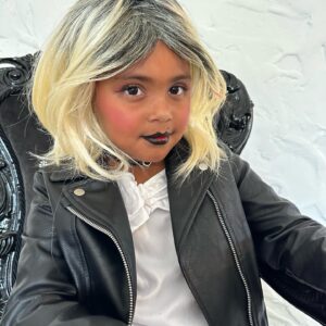 Émilie Fiorelli Instagram - Chucky & Tiffany 🤣
Ils ont pris leur rôle à cœur 
Farrell jpp & Louna trop cute 🥰 
La vidéo c’est cadeau petite danse de Tiffany 🤣
🎂 @les_gourmandises_de_jo