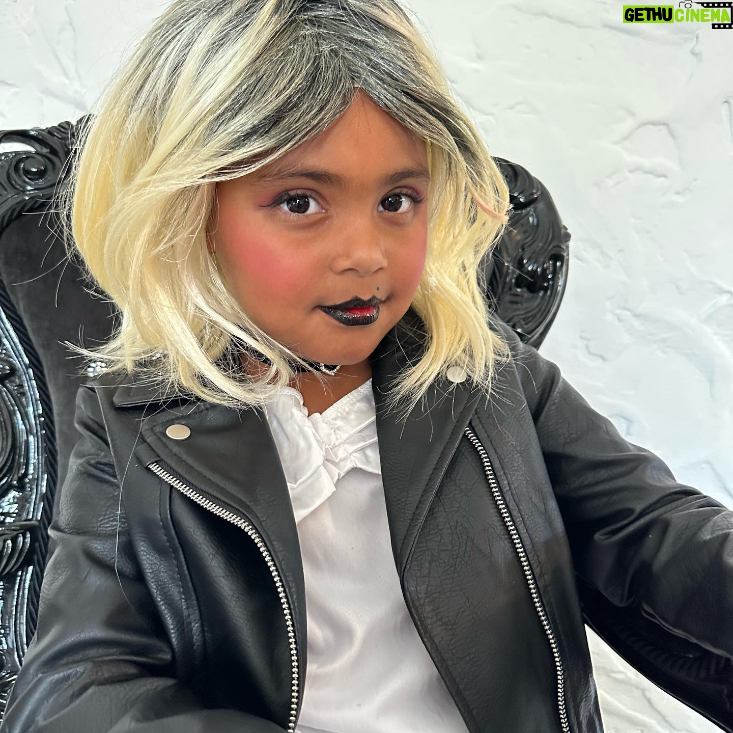 Émilie Fiorelli - 24.8K Likes - Chucky & Tiffany 🤣
Ils ont pris leur rôle à cœur
Farrell jpp & Louna trop cute 🥰
La vidéo c’est cadeau petite danse de Tiffany 🤣
🎂 @les_gourmandises_de_jo