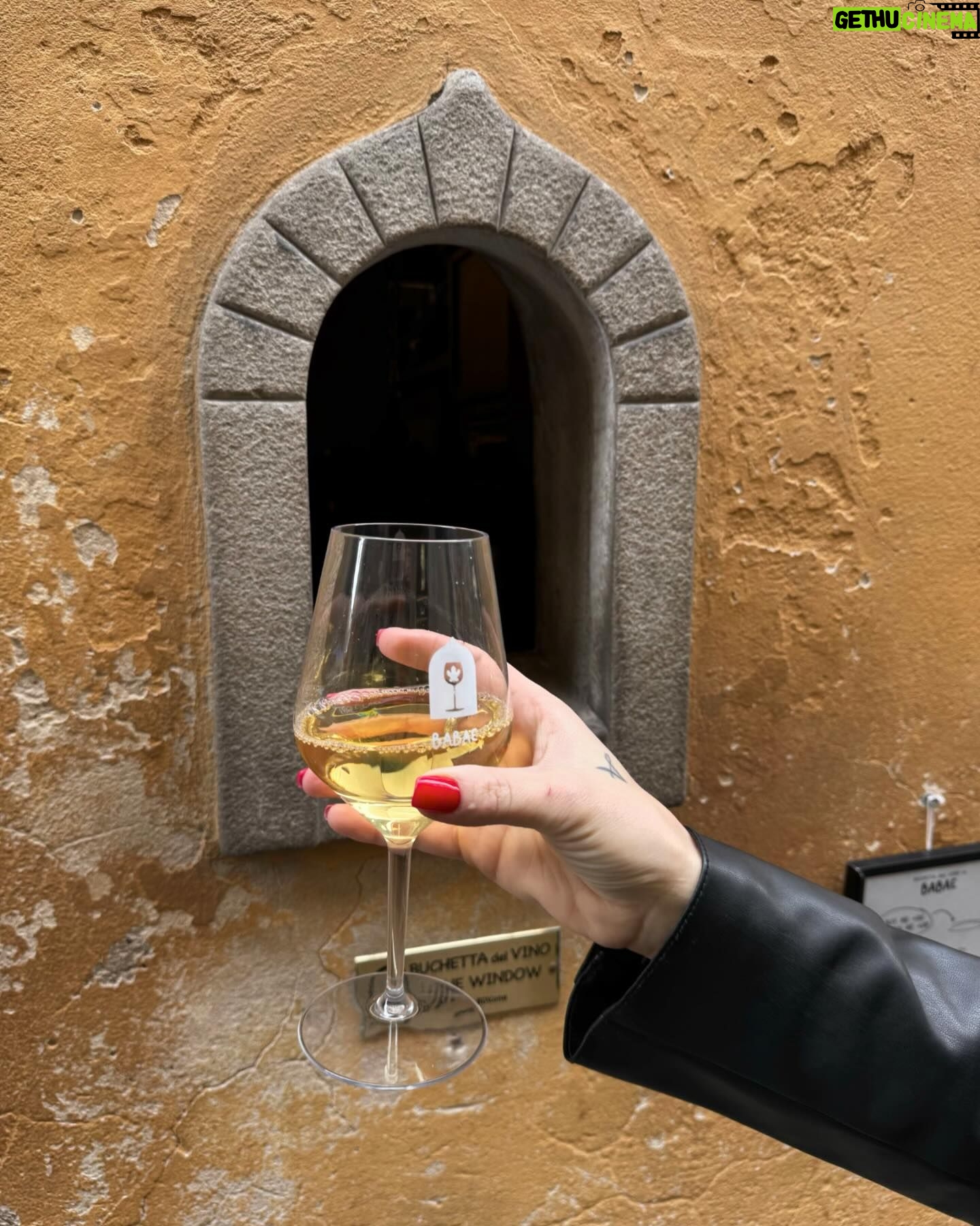 Émilie Fiorelli - 13.5K Likes - Encore et toujours d’Italie 🇮🇹
Choquée du portrait croisé dans la rue (dernière photo)
Louna m’a dit « on dirait tonton et toi »
Avouez quand on regarde vite fait on peut y croire un peu ?