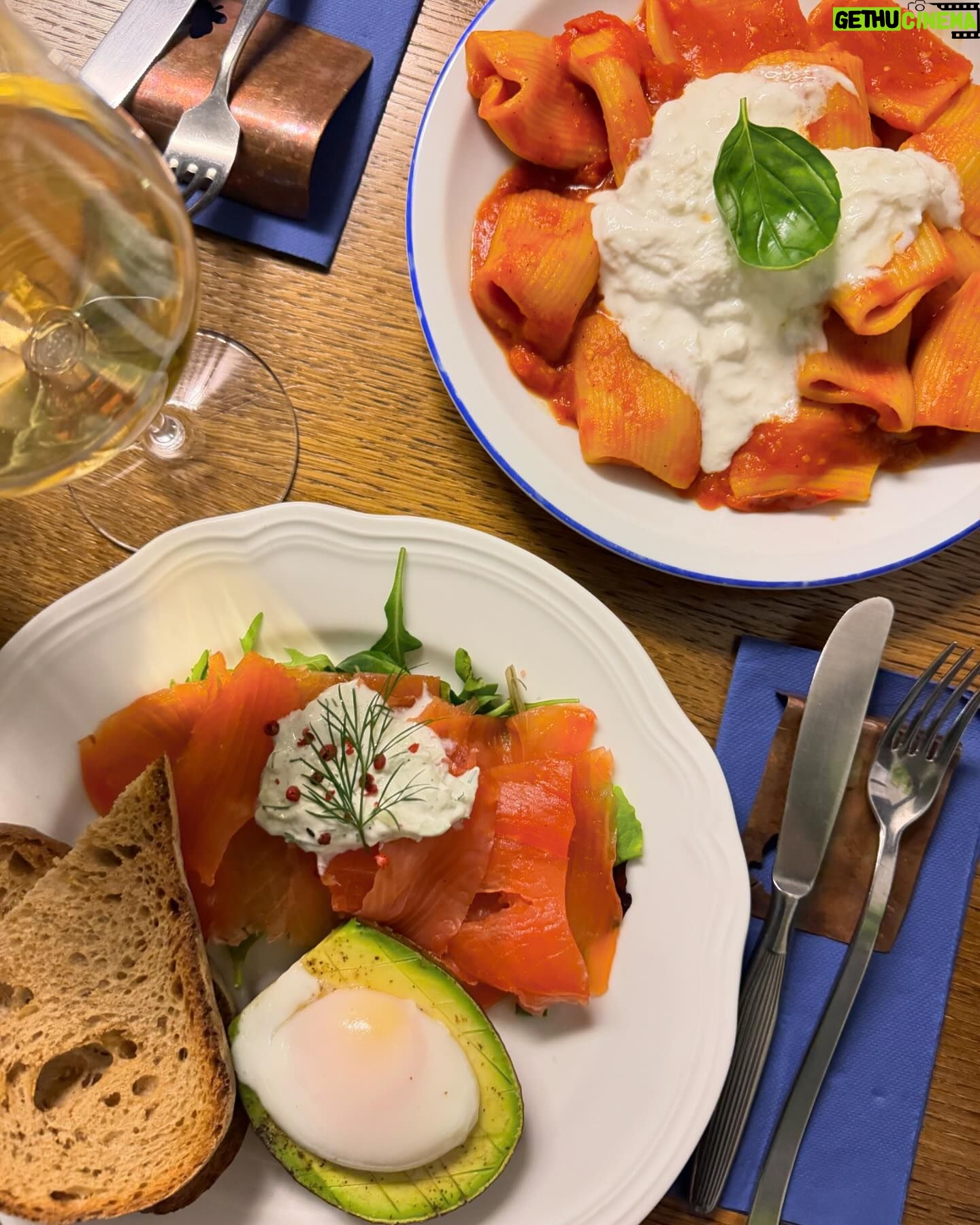 Émilie Fiorelli - 13.5K Likes - Encore et toujours d’Italie 🇮🇹
Choquée du portrait croisé dans la rue (dernière photo)
Louna m’a dit « on dirait tonton et toi »
Avouez quand on regarde vite fait on peut y croire un peu ?