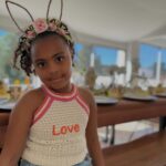 Émilie Fiorelli Instagram - Pâques 🐣 1 • Et dire qu’elle va avoir 6 ans ce mois-ci 🥲 (qui est la depuis qu’elle est née? ) 2 • On a fait des petits poissons pour faire des blagues 🤪 3 • Le printemps est là, les petits bouquets fait avec amour 🫶🏻 4 • La zone claquettes chaussettes 😅 5 • Indice du thème pour les 6 ans de Louna (le 22 avril) 6 • La chasse aux œufs 🪺 7 • Mon péché mignon 🫠 8 • Ma petite déco 🐥 9 • Encore ma petite déco trop mim’s 💛 10 • Aucun rapport mais j’aime beaucoup trop son flow pour la laisser qu’en story 😍 Louna va avoir 6 ans ce mois-ci 😳 Qui est là depuis qu’elle est née ?