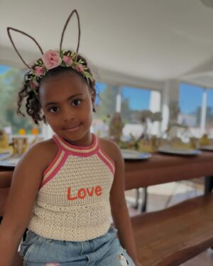 Émilie Fiorelli Instagram - Pâques 🐣 
1 • Et dire qu’elle va avoir 6 ans ce mois-ci 🥲 (qui est la depuis qu’elle est née? )
2 • On a fait des petits poissons pour faire des blagues 🤪 
3 • Le printemps est là, les petits bouquets fait avec amour 🫶🏻
4 • La zone claquettes chaussettes 😅
5 • Indice du thème pour les 6 ans de Louna (le 22 avril) 
6 • La chasse aux œufs 🪺 
7 • Mon péché mignon 🫠
8 • Ma petite déco 🐥
9 • Encore ma petite déco trop mim’s 💛
10 • Aucun rapport mais j’aime beaucoup trop son flow pour la laisser qu’en story 😍

Louna va avoir 6 ans ce mois-ci 😳
Qui est là depuis qu’elle est née ?