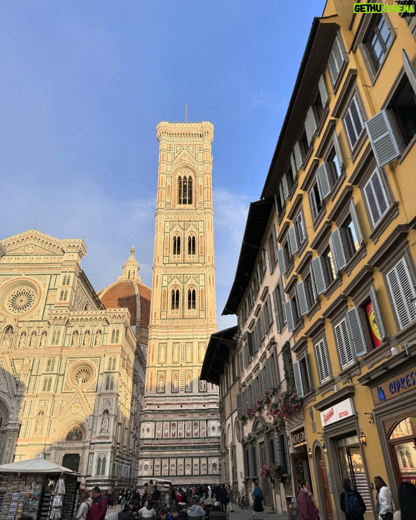Émilie Fiorelli - 13.5K Likes - Encore et toujours d’Italie 🇮🇹
Choquée du portrait croisé dans la rue (dernière photo)
Louna m’a dit « on dirait tonton et toi »
Avouez quand on regarde vite fait on peut y croire un peu ?