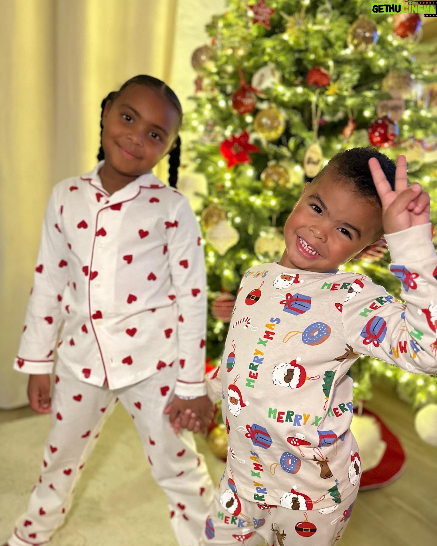 Émilie Fiorelli - 7.4K Likes - Christmas time 🎄
Une de mes périodes préférées de l’année ✨
La dernière photo montre la patience qu’on a pas 🤣
Vous êtes comme nous ?
(J’ai fait pire que mes enfants j’ai ouvert le mien en novembre 😅🤣)