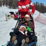 Émilie Fiorelli Instagram - 10 photos de la moitié de notre séjour au ski ⛷️ 1 - Ce décor 😍 2 - Avec notre assistant 🤣👸🏼👸🏽🫅🏾 3 - Premier télésiège avec mes 2 bébés 4 - Si petits 🥹 5 - Je serais bien repartie avec 🐕🫶🏻 6 - La raclette c’est démodée, les sushis au ski 🔥 7 - Ma Starlette 👄 8 - Giuseppe en soirée 🕺🏾(obligée de la poster) 9 - « on est ghetto ahahah sur la moto ahahah » (Farrell a choisi la légende pour la photo 🤷🏼‍♀️) 10 - Mon état après cette semaine au ski et ces 3 semaines de vacances où je donne tout 🤣 Je suis presque hs et non ce n’est pas si facile le ski avec les enfants mais leurs sourires et leurs joies de vivre représentent ma plus grande réussite 🫶🏻