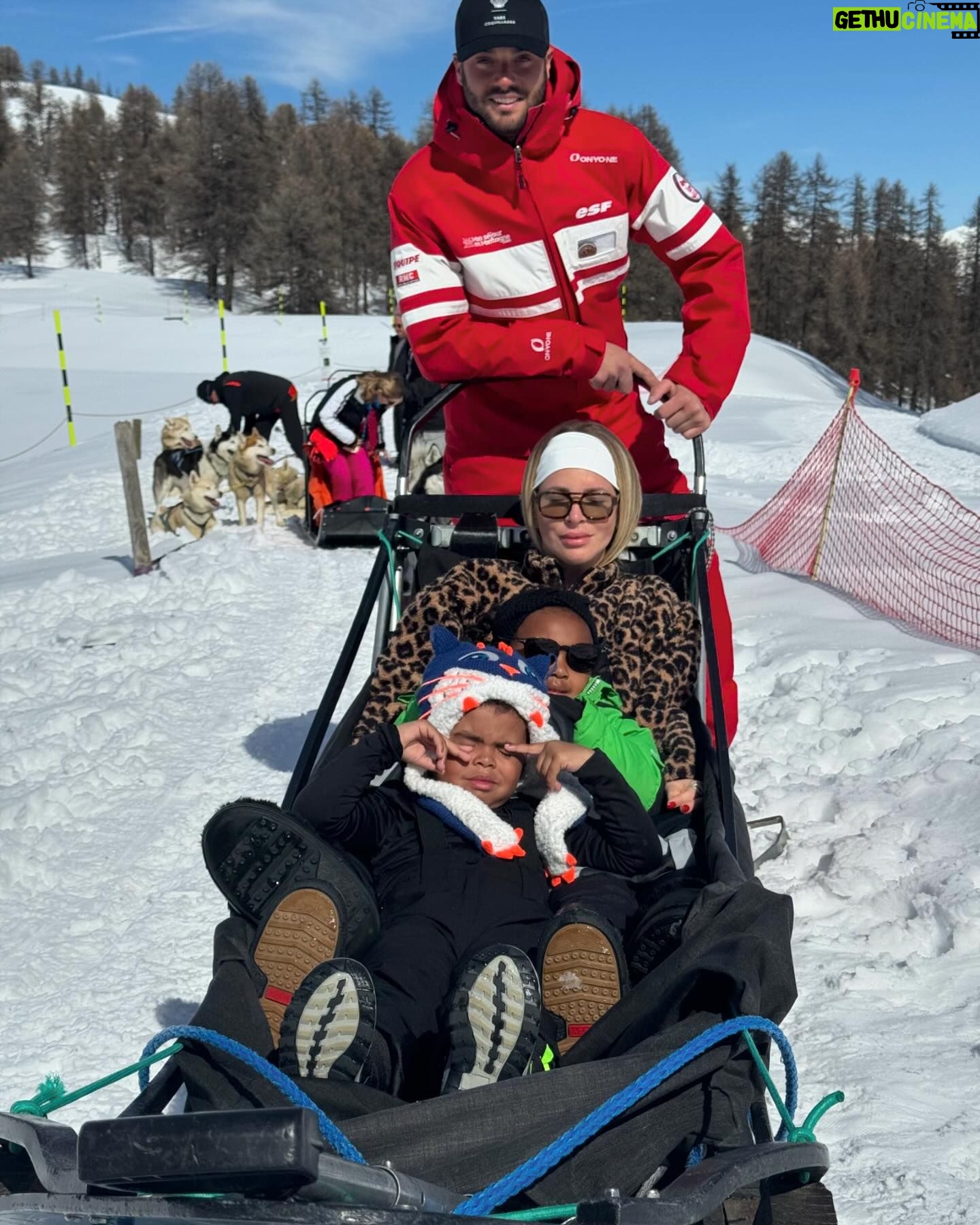 Émilie Fiorelli - 7.5K Likes - 10 photos de la moitié de notre séjour au ski ⛷️
1 - Ce décor 😍
2 - Avec notre assistant 🤣👸🏼👸🏽🫅🏾
3 - Premier télésiège avec mes 2 bébés
4 - Si petits 🥹
5 - Je serais bien repartie avec 🐕🫶🏻
6 - La raclette c’est démodée, les sushis au ski 🔥
7 - Ma Starlette 👄
8 - Giuseppe en soirée 🕺🏾(obligée de la poster)
9 - « on est ghetto ahahah sur la moto ahahah » (Farrell a choisi la légende pour la photo 🤷🏼♀️)
10 - Mon état après cette semaine au ski et ces 3 semaines de vacances où je donne tout 🤣
Je suis presque hs et non ce n’est pas si facile le ski avec les enfants mais leurs sourires et leurs joies de vivre représentent ma plus grande réussite 🫶🏻