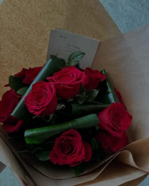Émilie Fiorelli Instagram - Un peu de tout et beaucoup d’amour 🌹
En 5 🤩