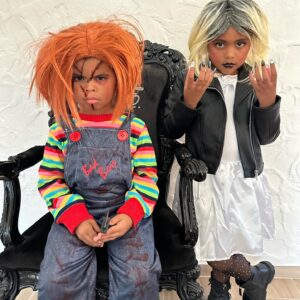 Émilie Fiorelli Instagram - Chucky & Tiffany 🤣
Ils ont pris leur rôle à cœur 
Farrell jpp & Louna trop cute 🥰 
La vidéo c’est cadeau petite danse de Tiffany 🤣
🎂 @les_gourmandises_de_jo