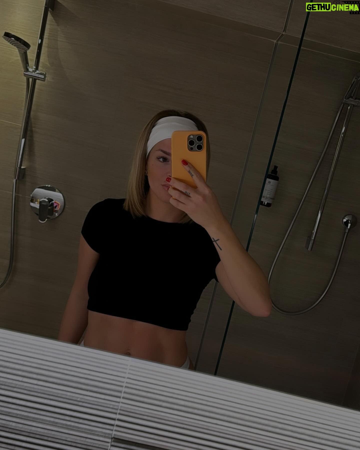 Émilie Fiorelli - 13.5K Likes - Encore et toujours d’Italie 🇮🇹
Choquée du portrait croisé dans la rue (dernière photo)
Louna m’a dit « on dirait tonton et toi »
Avouez quand on regarde vite fait on peut y croire un peu ?