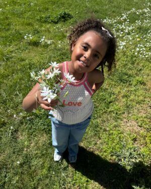 Émilie Fiorelli Instagram - Pâques 🐣 
1 • Et dire qu’elle va avoir 6 ans ce mois-ci 🥲 (qui est la depuis qu’elle est née? )
2 • On a fait des petits poissons pour faire des blagues 🤪 
3 • Le printemps est là, les petits bouquets fait avec amour 🫶🏻
4 • La zone claquettes chaussettes 😅
5 • Indice du thème pour les 6 ans de Louna (le 22 avril) 
6 • La chasse aux œufs 🪺 
7 • Mon péché mignon 🫠
8 • Ma petite déco 🐥
9 • Encore ma petite déco trop mim’s 💛
10 • Aucun rapport mais j’aime beaucoup trop son flow pour la laisser qu’en story 😍

Louna va avoir 6 ans ce mois-ci 😳
Qui est là depuis qu’elle est née ?