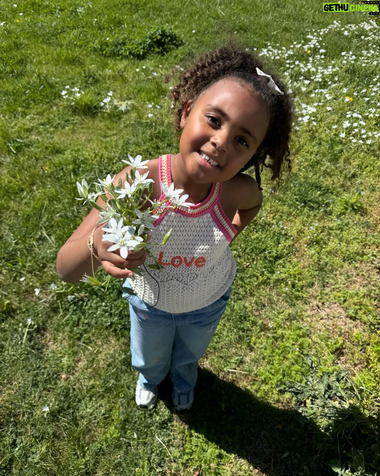 Émilie Fiorelli - 21.3K Likes - Pâques 🐣
1 • Et dire qu’elle va avoir 6 ans ce mois-ci 🥲 (qui est la depuis qu’elle est née? )
2 • On a fait des petits poissons pour faire des blagues 🤪
3 • Le printemps est là, les petits bouquets fait avec amour 🫶🏻
4 • La zone claquettes chaussettes 😅
5 • Indice du thème pour les 6 ans de Louna (le 22 avril)
6 • La chasse aux œufs 🪺
7 • Mon péché mignon 🫠
8 • Ma petite déco 🐥
9 • Encore ma petite déco trop mim’s 💛
10 • Aucun rapport mais j’aime beaucoup trop son flow pour la laisser qu’en story 😍
Louna va avoir 6 ans ce mois-ci 😳
Qui est là depuis qu’elle est née ?