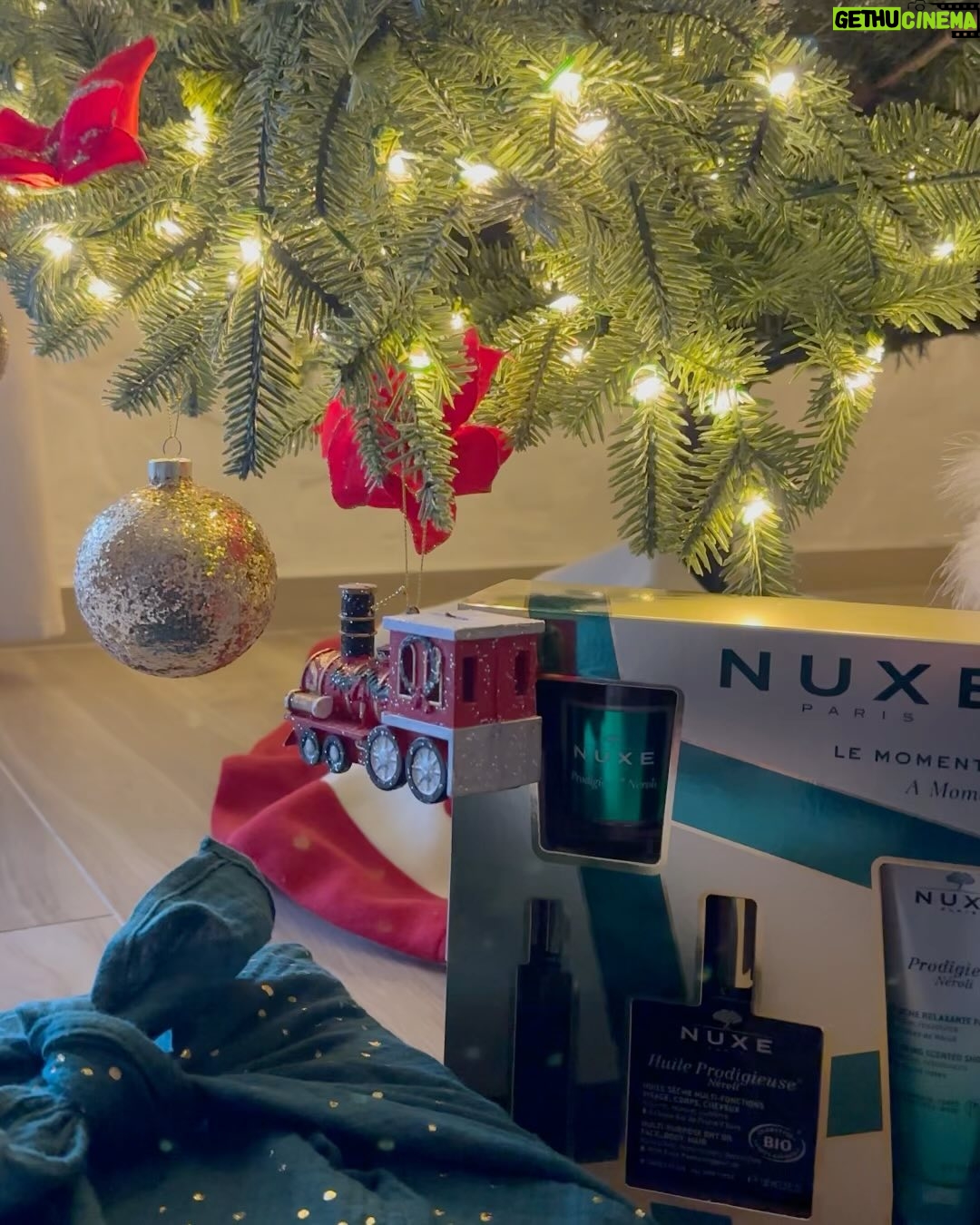 Ămilie Fiorelli Instagram - Concours festif Nuxeđ TERMINĂ Participez pour gagner un magnifique coffret de NoĂ«l de chez @nuxe : un trio de mini huiles, le tout accompagnĂ© du nouveau roll&glow or et dâun Ă©lĂ©gant furoshikiđ Le tirage aura lieu le 31 dĂ©cembre, il vous suffit de participer ici, taguer des amis dans les commentaires, et pourquoi pas partager en Story pour augmenter vos chances! Nâoubliez pas dâĂȘtre abonnĂ© Ă Nuxe et Ă moi-mĂȘme Que la chance soit avec vous! đâš #Concours #CadeauxDeNoĂ«l #collaborationcommerciale