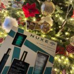 Émilie Fiorelli Instagram - Concours festif Nuxe🌟 TERMINÉ Participez pour gagner un magnifique coffret de Noël de chez @nuxe : un trio de mini huiles, le tout accompagné du nouveau roll&glow or et d’un élégant furoshiki🎁 Le tirage aura lieu le 31 décembre, il vous suffit de participer ici, taguer des amis dans les commentaires, et pourquoi pas partager en Story pour augmenter vos chances! N’oubliez pas d’être abonné à Nuxe et à moi-même Que la chance soit avec vous! 🌈✨ #Concours #CadeauxDeNoël #collaborationcommerciale