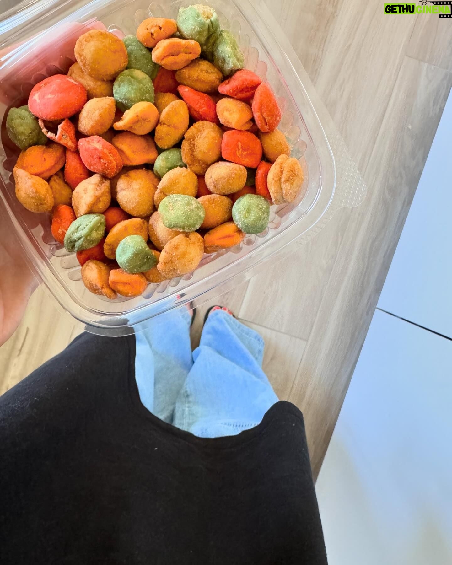 Émilie Fiorelli - 21.3K Likes - Pâques 🐣
1 • Et dire qu’elle va avoir 6 ans ce mois-ci 🥲 (qui est la depuis qu’elle est née? )
2 • On a fait des petits poissons pour faire des blagues 🤪
3 • Le printemps est là, les petits bouquets fait avec amour 🫶🏻
4 • La zone claquettes chaussettes 😅
5 • Indice du thème pour les 6 ans de Louna (le 22 avril)
6 • La chasse aux œufs 🪺
7 • Mon péché mignon 🫠
8 • Ma petite déco 🐥
9 • Encore ma petite déco trop mim’s 💛
10 • Aucun rapport mais j’aime beaucoup trop son flow pour la laisser qu’en story 😍
Louna va avoir 6 ans ce mois-ci 😳
Qui est là depuis qu’elle est née ?