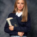 Émilie Fiorelli Instagram - Mood Old School 📚 Vous trouvez qu’elle me ressemble ? #90s #oldschool #epik #jaipayélabonnement