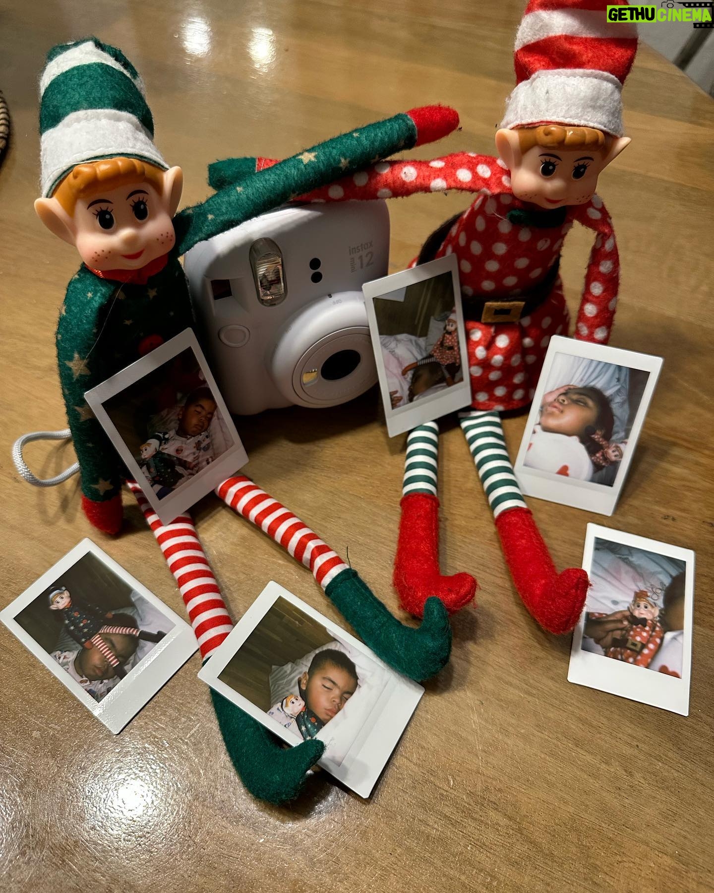 Émilie Fiorelli - 7.4K Likes - Christmas time 🎄
Une de mes périodes préférées de l’année ✨
La dernière photo montre la patience qu’on a pas 🤣
Vous êtes comme nous ?
(J’ai fait pire que mes enfants j’ai ouvert le mien en novembre 😅🤣)