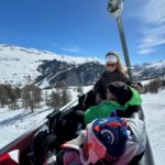 Émilie Fiorelli Instagram - 10 photos de la moitié de notre séjour au ski ⛷️ 1 - Ce décor 😍 2 - Avec notre assistant 🤣👸🏼👸🏽🫅🏾 3 - Premier télésiège avec mes 2 bébés 4 - Si petits 🥹 5 - Je serais bien repartie avec 🐕🫶🏻 6 - La raclette c’est démodée, les sushis au ski 🔥 7 - Ma Starlette 👄 8 - Giuseppe en soirée 🕺🏾(obligée de la poster) 9 - « on est ghetto ahahah sur la moto ahahah » (Farrell a choisi la légende pour la photo 🤷🏼‍♀️) 10 - Mon état après cette semaine au ski et ces 3 semaines de vacances où je donne tout 🤣 Je suis presque hs et non ce n’est pas si facile le ski avec les enfants mais leurs sourires et leurs joies de vivre représentent ma plus grande réussite 🫶🏻
