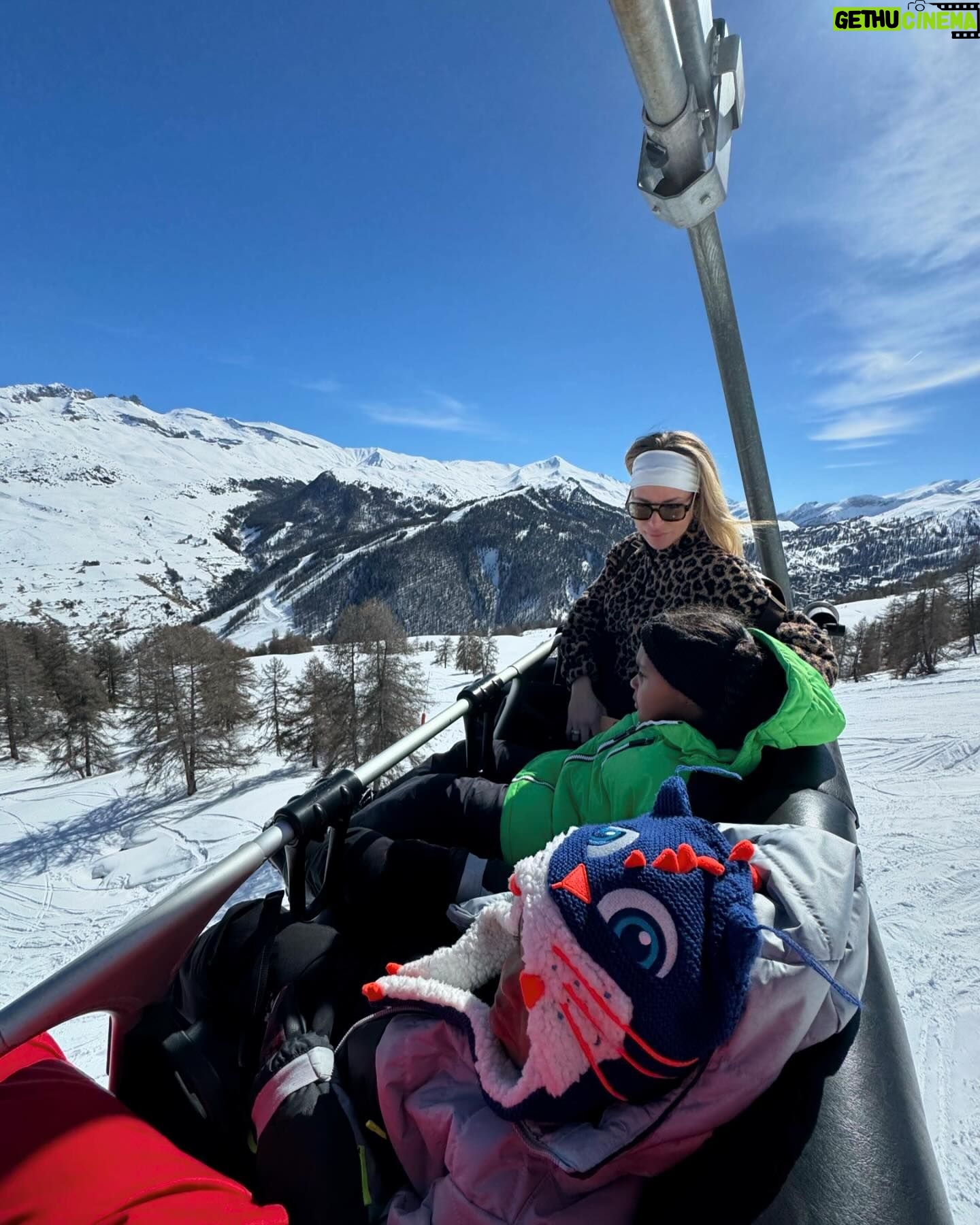 Émilie Fiorelli - 7.5K Likes - 10 photos de la moitié de notre séjour au ski ⛷️
1 - Ce décor 😍
2 - Avec notre assistant 🤣👸🏼👸🏽🫅🏾
3 - Premier télésiège avec mes 2 bébés
4 - Si petits 🥹
5 - Je serais bien repartie avec 🐕🫶🏻
6 - La raclette c’est démodée, les sushis au ski 🔥
7 - Ma Starlette 👄
8 - Giuseppe en soirée 🕺🏾(obligée de la poster)
9 - « on est ghetto ahahah sur la moto ahahah » (Farrell a choisi la légende pour la photo 🤷🏼♀️)
10 - Mon état après cette semaine au ski et ces 3 semaines de vacances où je donne tout 🤣
Je suis presque hs et non ce n’est pas si facile le ski avec les enfants mais leurs sourires et leurs joies de vivre représentent ma plus grande réussite 🫶🏻
