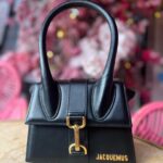 Émilie Fiorelli Instagram - Jeu Concours T E R M I N É 👜✨ La gagnante a été tirée au sort en story ☺️ Très heureuse de pouvoir offrir à l’une d’entre vous ce sac (de seconde main) comme neuf d’ailleurs 😊 Swipe 👉🏼 pour mieux le voir ✨ Tentez de remporter le sac Jacquemus « Chicito » 🤌🏻 Être abonnée à moi of course 😉 ♥️ Likez ce post avec amour 👯‍♀️Invitez vos amies à partager pour avoir plus de chance 📱Partagez votre enthousiasme en story Tirage au sort le 22 décembre Préparez-vous à briller ! 🌟 #concours #secondemain #jacquemus 🎁 #cadeau