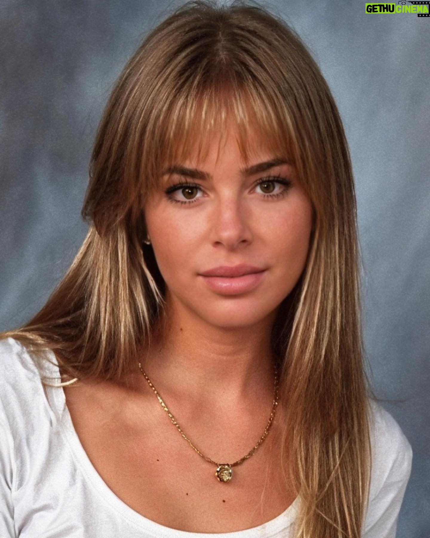Émilie Fiorelli - 11.1K Likes - Mood Old School 📚
Vous trouvez qu’elle me ressemble ?
#90s #oldschool #epik #jaipayélabonnement