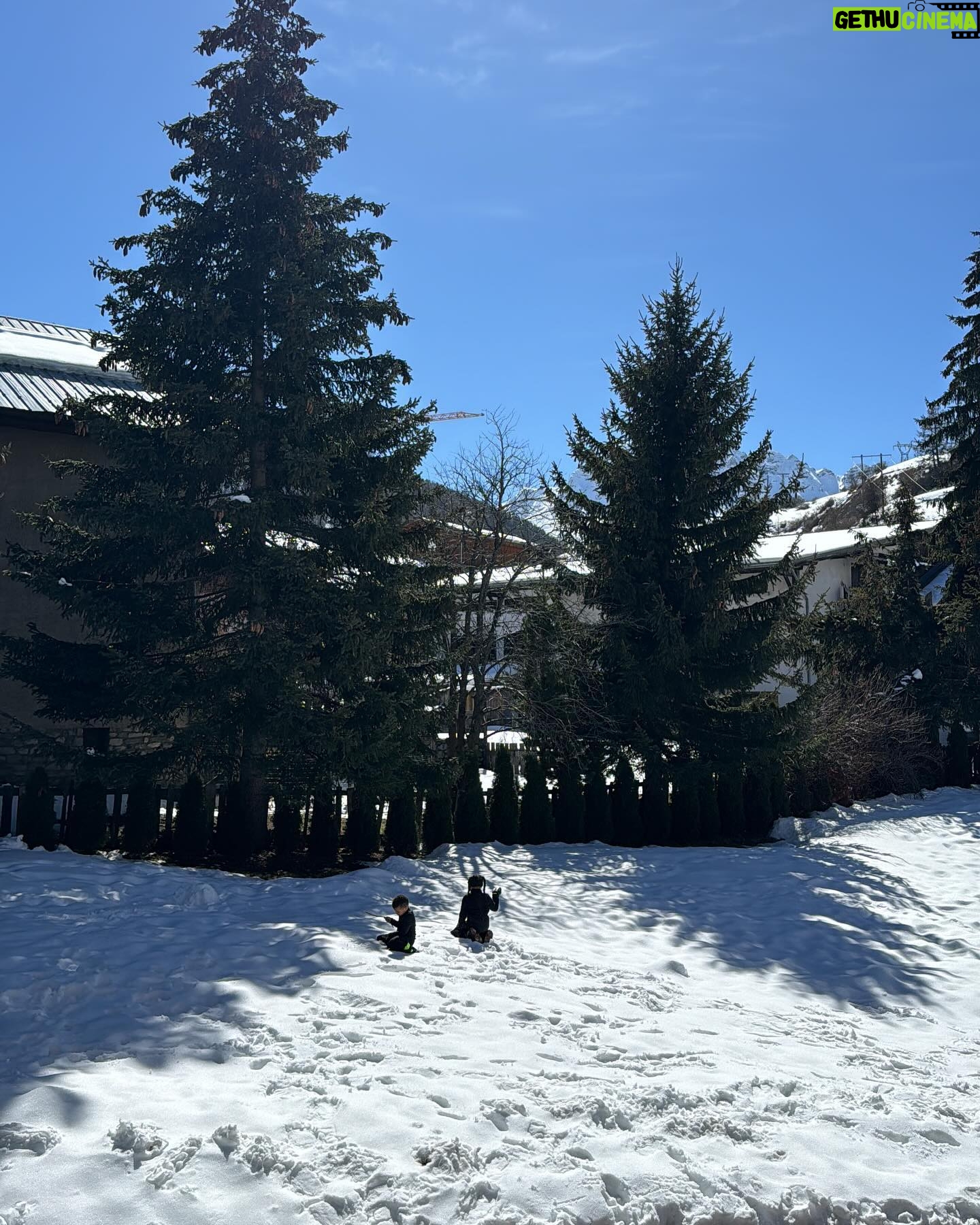 Émilie Fiorelli - 7.5K Likes - 10 photos de la moitié de notre séjour au ski ⛷️
1 - Ce décor 😍
2 - Avec notre assistant 🤣👸🏼👸🏽🫅🏾
3 - Premier télésiège avec mes 2 bébés
4 - Si petits 🥹
5 - Je serais bien repartie avec 🐕🫶🏻
6 - La raclette c’est démodée, les sushis au ski 🔥
7 - Ma Starlette 👄
8 - Giuseppe en soirée 🕺🏾(obligée de la poster)
9 - « on est ghetto ahahah sur la moto ahahah » (Farrell a choisi la légende pour la photo 🤷🏼♀️)
10 - Mon état après cette semaine au ski et ces 3 semaines de vacances où je donne tout 🤣
Je suis presque hs et non ce n’est pas si facile le ski avec les enfants mais leurs sourires et leurs joies de vivre représentent ma plus grande réussite 🫶🏻