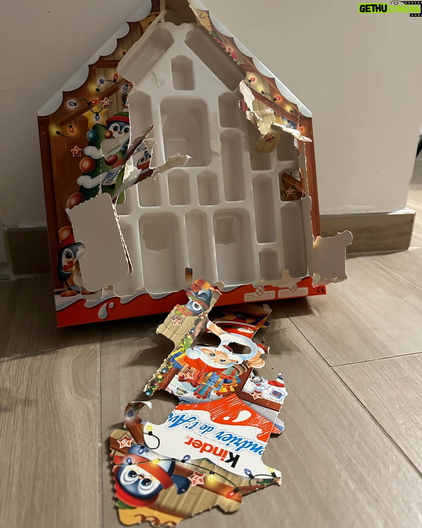 Émilie Fiorelli - 7.4K Likes - Christmas time 🎄
Une de mes périodes préférées de l’année ✨
La dernière photo montre la patience qu’on a pas 🤣
Vous êtes comme nous ?
(J’ai fait pire que mes enfants j’ai ouvert le mien en novembre 😅🤣)