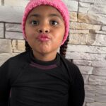 Émilie Fiorelli Instagram - 10 photos de la moitié de notre séjour au ski ⛷️ 1 - Ce décor 😍 2 - Avec notre assistant 🤣👸🏼👸🏽🫅🏾 3 - Premier télésiège avec mes 2 bébés 4 - Si petits 🥹 5 - Je serais bien repartie avec 🐕🫶🏻 6 - La raclette c’est démodée, les sushis au ski 🔥 7 - Ma Starlette 👄 8 - Giuseppe en soirée 🕺🏾(obligée de la poster) 9 - « on est ghetto ahahah sur la moto ahahah » (Farrell a choisi la légende pour la photo 🤷🏼‍♀️) 10 - Mon état après cette semaine au ski et ces 3 semaines de vacances où je donne tout 🤣 Je suis presque hs et non ce n’est pas si facile le ski avec les enfants mais leurs sourires et leurs joies de vivre représentent ma plus grande réussite 🫶🏻