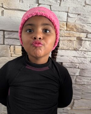 Émilie Fiorelli Instagram - 10 photos de la moitié de notre séjour au ski ⛷️ 
1 - Ce décor 😍
2 - Avec notre assistant 🤣👸🏼👸🏽🫅🏾
3 - Premier télésiège avec mes 2 bébés 
4 - Si petits 🥹
5 - Je serais bien repartie avec 🐕🫶🏻
6 - La raclette c’est démodée, les sushis au ski 🔥
7 - Ma Starlette 👄 
8 - Giuseppe en soirée 🕺🏾(obligée de la poster) 
9 - « on est ghetto ahahah sur la moto ahahah » (Farrell a choisi la légende pour la photo 🤷🏼‍♀️)
10 - Mon état après cette semaine au ski et ces 3 semaines de vacances où je donne tout 🤣

Je suis presque hs et non ce n’est pas si facile le ski avec les enfants mais leurs sourires et leurs joies de vivre représentent ma plus grande réussite 🫶🏻