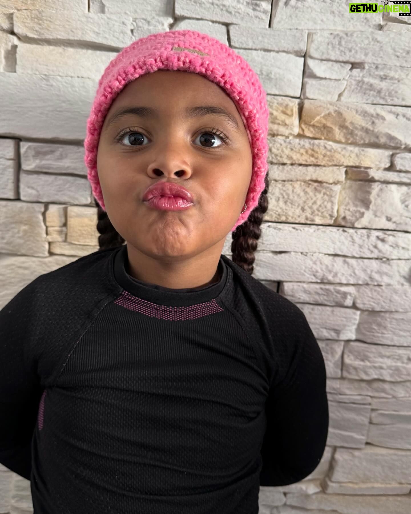Émilie Fiorelli - 7.5K Likes - 10 photos de la moitié de notre séjour au ski ⛷️
1 - Ce décor 😍
2 - Avec notre assistant 🤣👸🏼👸🏽🫅🏾
3 - Premier télésiège avec mes 2 bébés
4 - Si petits 🥹
5 - Je serais bien repartie avec 🐕🫶🏻
6 - La raclette c’est démodée, les sushis au ski 🔥
7 - Ma Starlette 👄
8 - Giuseppe en soirée 🕺🏾(obligée de la poster)
9 - « on est ghetto ahahah sur la moto ahahah » (Farrell a choisi la légende pour la photo 🤷🏼♀️)
10 - Mon état après cette semaine au ski et ces 3 semaines de vacances où je donne tout 🤣
Je suis presque hs et non ce n’est pas si facile le ski avec les enfants mais leurs sourires et leurs joies de vivre représentent ma plus grande réussite 🫶🏻