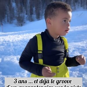 Émilie Fiorelli Instagram - 10 photos de la moitié de notre séjour au ski ⛷️ 
1 - Ce décor 😍
2 - Avec notre assistant 🤣👸🏼👸🏽🫅🏾
3 - Premier télésiège avec mes 2 bébés 
4 - Si petits 🥹
5 - Je serais bien repartie avec 🐕🫶🏻
6 - La raclette c’est démodée, les sushis au ski 🔥
7 - Ma Starlette 👄 
8 - Giuseppe en soirée 🕺🏾(obligée de la poster) 
9 - « on est ghetto ahahah sur la moto ahahah » (Farrell a choisi la légende pour la photo 🤷🏼‍♀️)
10 - Mon état après cette semaine au ski et ces 3 semaines de vacances où je donne tout 🤣

Je suis presque hs et non ce n’est pas si facile le ski avec les enfants mais leurs sourires et leurs joies de vivre représentent ma plus grande réussite 🫶🏻