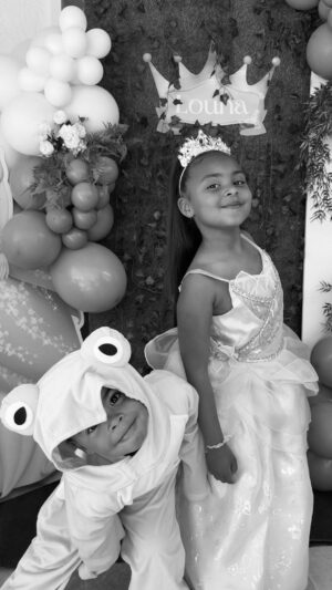 Émilie Fiorelli Instagram - La princesse & La Grenouille Fafou 😂

Retour sur la journée d’anniversaire inoubliable pour les six ans de Louna (6 ans déjà 😩) 
Une journée magique, des sourires radieux, et des souvenirs pour toute une vie ! 
Un immense merci à tous ceux qui ont contribué à rendre cette journée si spéciale, ainsi qu’aux prestataires qui ont fait de cet événement un moment parfait🎂✨ 
Je craque complètement à la fin 😍
#SixAns #AnniversaireMagique 

Si vous avez besoin d’adresses voici mes prestataires préférés (il s’agit d’un partage spontané) 
@eventissim pour la déco 🎈 
@kombi_event pour les cocktails de fruits frais (exceptionnel 🤌🏻) 
@maelevacreations pour des personnalisations de perfections 🤩 (offerts) 
@mister.photobooth des souvenirs photos à vie et personnalisés 😍
@les_gourmandises_de_jo des gâteaux et sablés aussi beaux que bons 😋
@by_events_ merci pour ce joli château blanc pour amuser les enfants