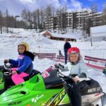 Émilie Fiorelli Instagram - 10 photos de la moitié de notre séjour au ski ⛷️ 1 - Ce décor 😍 2 - Avec notre assistant 🤣👸🏼👸🏽🫅🏾 3 - Premier télésiège avec mes 2 bébés 4 - Si petits 🥹 5 - Je serais bien repartie avec 🐕🫶🏻 6 - La raclette c’est démodée, les sushis au ski 🔥 7 - Ma Starlette 👄 8 - Giuseppe en soirée 🕺🏾(obligée de la poster) 9 - « on est ghetto ahahah sur la moto ahahah » (Farrell a choisi la légende pour la photo 🤷🏼‍♀️) 10 - Mon état après cette semaine au ski et ces 3 semaines de vacances où je donne tout 🤣 Je suis presque hs et non ce n’est pas si facile le ski avec les enfants mais leurs sourires et leurs joies de vivre représentent ma plus grande réussite 🫶🏻