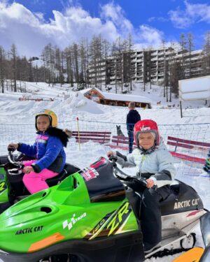 Émilie Fiorelli Instagram - 10 photos de la moitié de notre séjour au ski ⛷️ 
1 - Ce décor 😍
2 - Avec notre assistant 🤣👸🏼👸🏽🫅🏾
3 - Premier télésiège avec mes 2 bébés 
4 - Si petits 🥹
5 - Je serais bien repartie avec 🐕🫶🏻
6 - La raclette c’est démodée, les sushis au ski 🔥
7 - Ma Starlette 👄 
8 - Giuseppe en soirée 🕺🏾(obligée de la poster) 
9 - « on est ghetto ahahah sur la moto ahahah » (Farrell a choisi la légende pour la photo 🤷🏼‍♀️)
10 - Mon état après cette semaine au ski et ces 3 semaines de vacances où je donne tout 🤣

Je suis presque hs et non ce n’est pas si facile le ski avec les enfants mais leurs sourires et leurs joies de vivre représentent ma plus grande réussite 🫶🏻