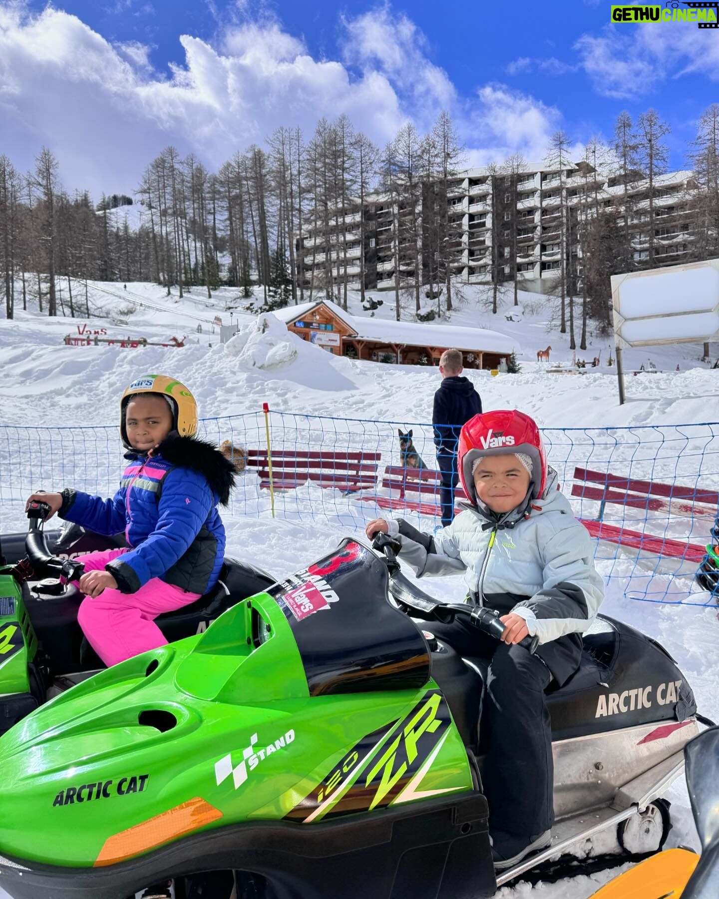 Émilie Fiorelli - 7.5K Likes - 10 photos de la moitié de notre séjour au ski ⛷️
1 - Ce décor 😍
2 - Avec notre assistant 🤣👸🏼👸🏽🫅🏾
3 - Premier télésiège avec mes 2 bébés
4 - Si petits 🥹
5 - Je serais bien repartie avec 🐕🫶🏻
6 - La raclette c’est démodée, les sushis au ski 🔥
7 - Ma Starlette 👄
8 - Giuseppe en soirée 🕺🏾(obligée de la poster)
9 - « on est ghetto ahahah sur la moto ahahah » (Farrell a choisi la légende pour la photo 🤷🏼♀️)
10 - Mon état après cette semaine au ski et ces 3 semaines de vacances où je donne tout 🤣
Je suis presque hs et non ce n’est pas si facile le ski avec les enfants mais leurs sourires et leurs joies de vivre représentent ma plus grande réussite 🫶🏻