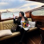 Émilie Nef Naf Instagram - Venezia, la città dell’amore eterna, dove i canali sussurrano segreti antichi al vento. Le gondole danzano sulle acque come amanti innamorati, mentre i palazzi raccontano storie di epoche dorate. Tra vicoli misteriosi e piazze affollate, ogni angolo respira poesia e mistero. In questa città sospesa nel tempo, il romanticismo abbraccia l’anima e il cuore si perde nei labirinti di una bellezza senza tempo. 🇮🇹❤️