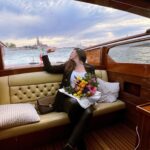 Émilie Nef Naf Instagram - Venezia, la città dell’amore eterna, dove i canali sussurrano segreti antichi al vento. Le gondole danzano sulle acque come amanti innamorati, mentre i palazzi raccontano storie di epoche dorate. Tra vicoli misteriosi e piazze affollate, ogni angolo respira poesia e mistero. In questa città sospesa nel tempo, il romanticismo abbraccia l’anima e il cuore si perde nei labirinti di una bellezza senza tempo. 🇮🇹❤️
